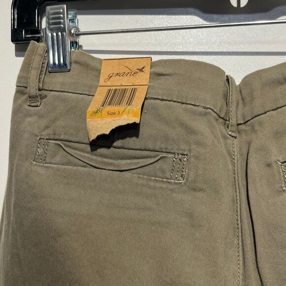 Grane Jeans Women's Army Green Frayed Khaki Capri Pants Size 3 NWT - Picture 4 of 7